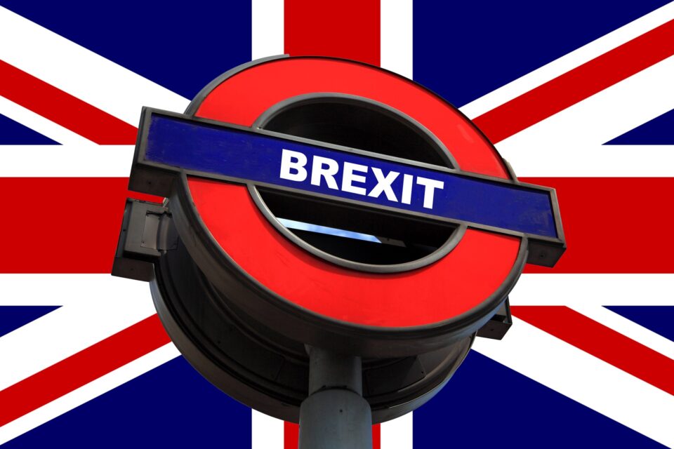 Britische Flagge mit dem typischen Metro-Schild auf dem Brexit steht