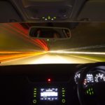 Blick durch die Frontscheibe eines Autos in der Nacht
