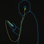 Illustration Mann gezeichnet mit blauer Linie und einem Handy und Kopfhörern mit gelber Linie vor schwarzem hintergrund