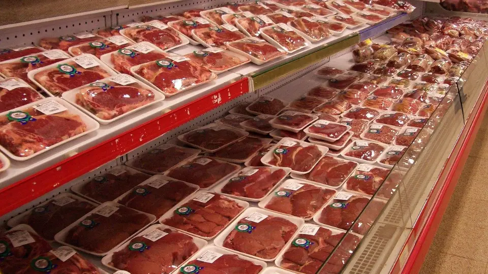 Fleischtheke im Supermarkt mit abgepackten Fleischwaren in der Kühlauslage