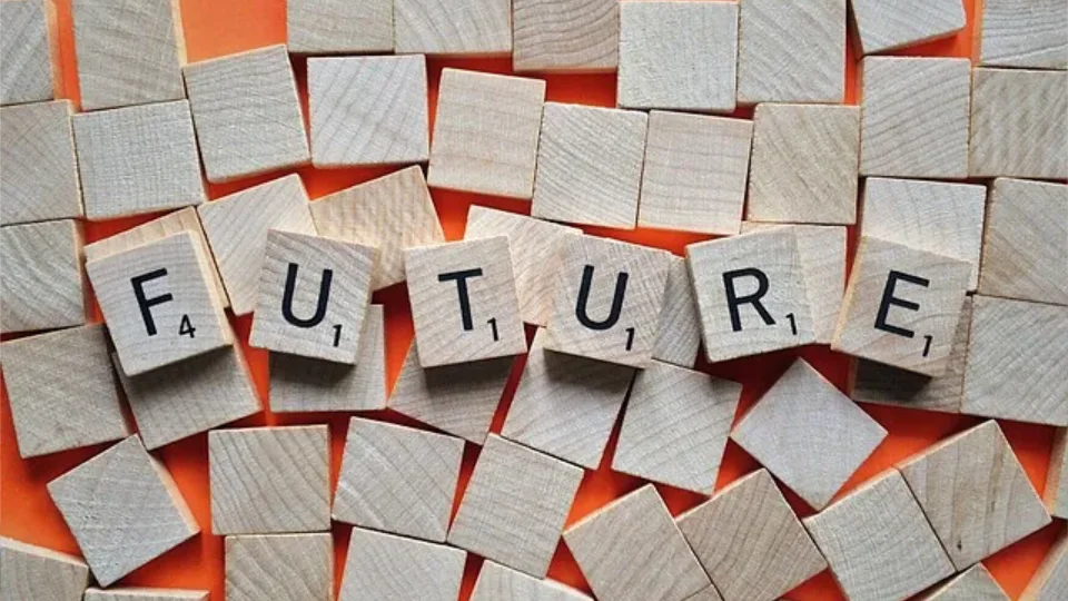 Scrabble-Buchstaben auf orangem Hintergrund ergeben das Wort FUTURE als Symbol für Zukunftsforschung