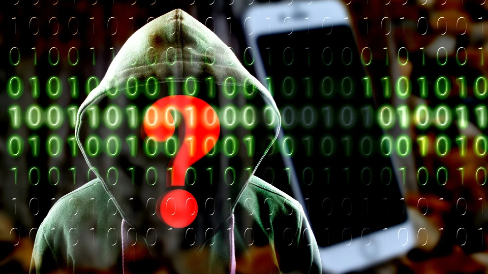 Vermummte Figur mit Kapuze vor grünem Binärcode und rotem Fragezeichen als Symbol für Datenmissbrauch und unseriöse Umfragen