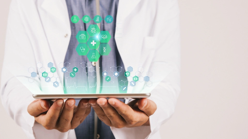 Arzt im weißen Kittel hält ein Tablet mit schwebenden digitalen Medizin-Icons als Symbol für digitale Gesundheitsforschung